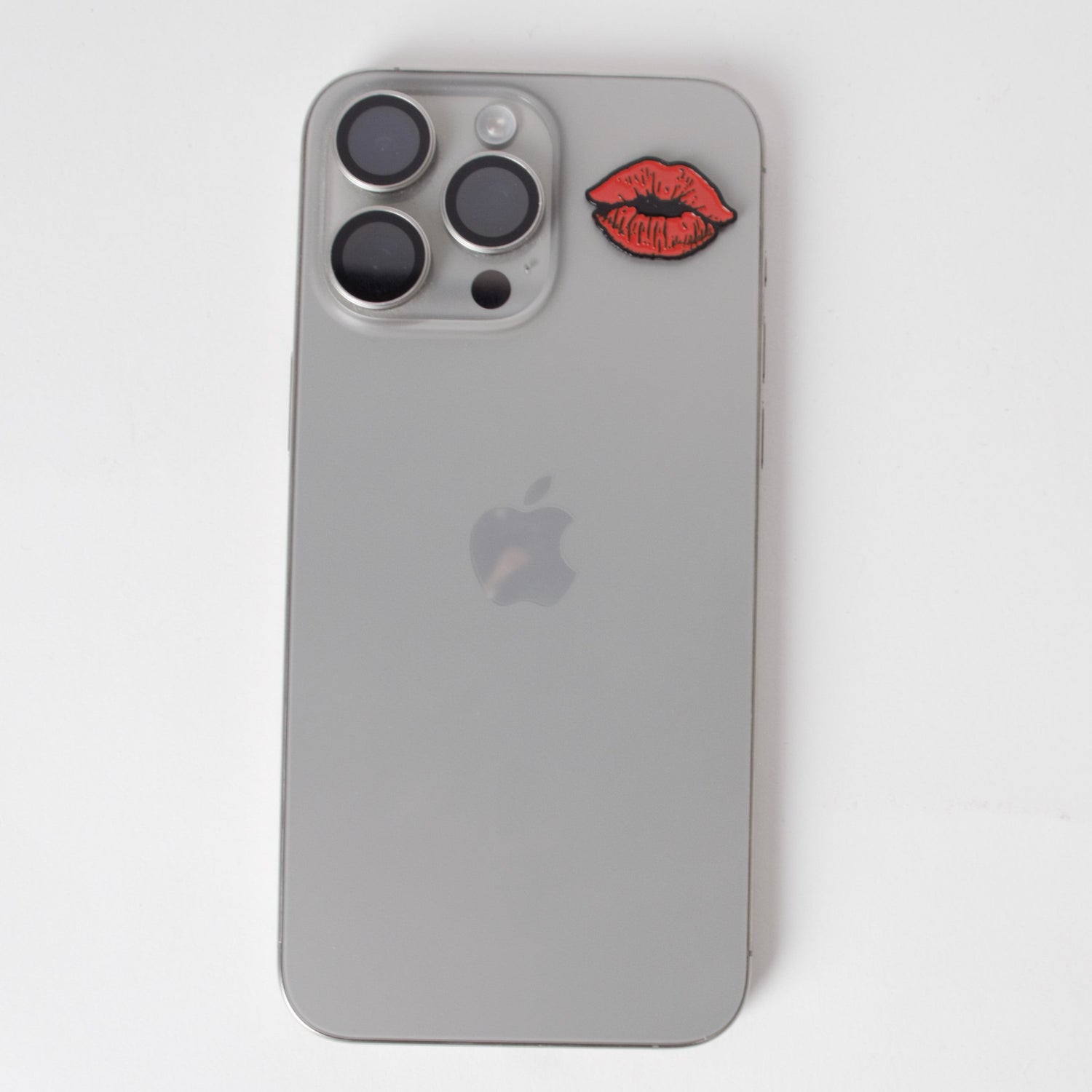 ملصق تقبيلات الشفاه الحمراء