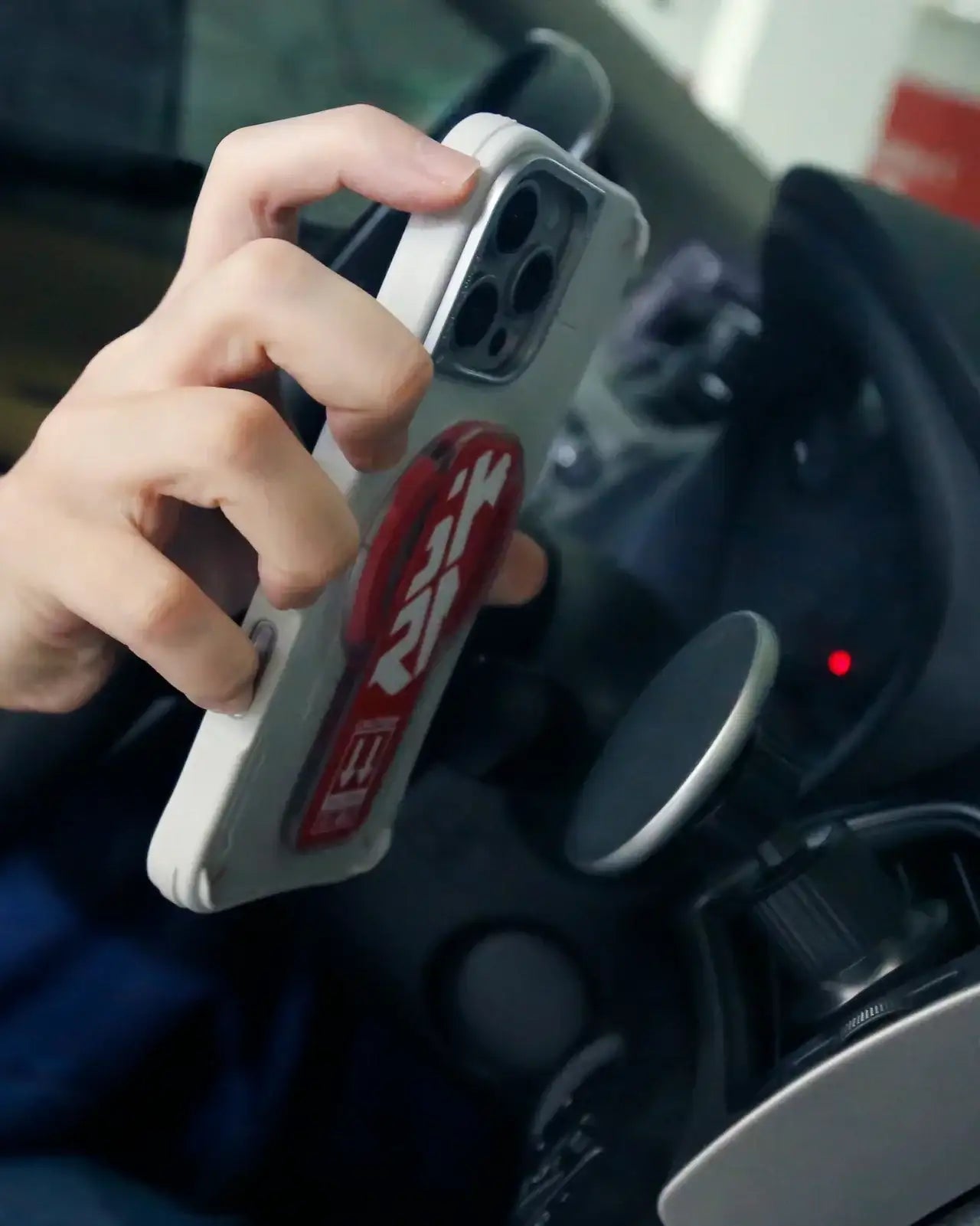 SkinArma Arch XE Phaze Smart Magnetic Grip-Stand - Champagne - GulfStore.com