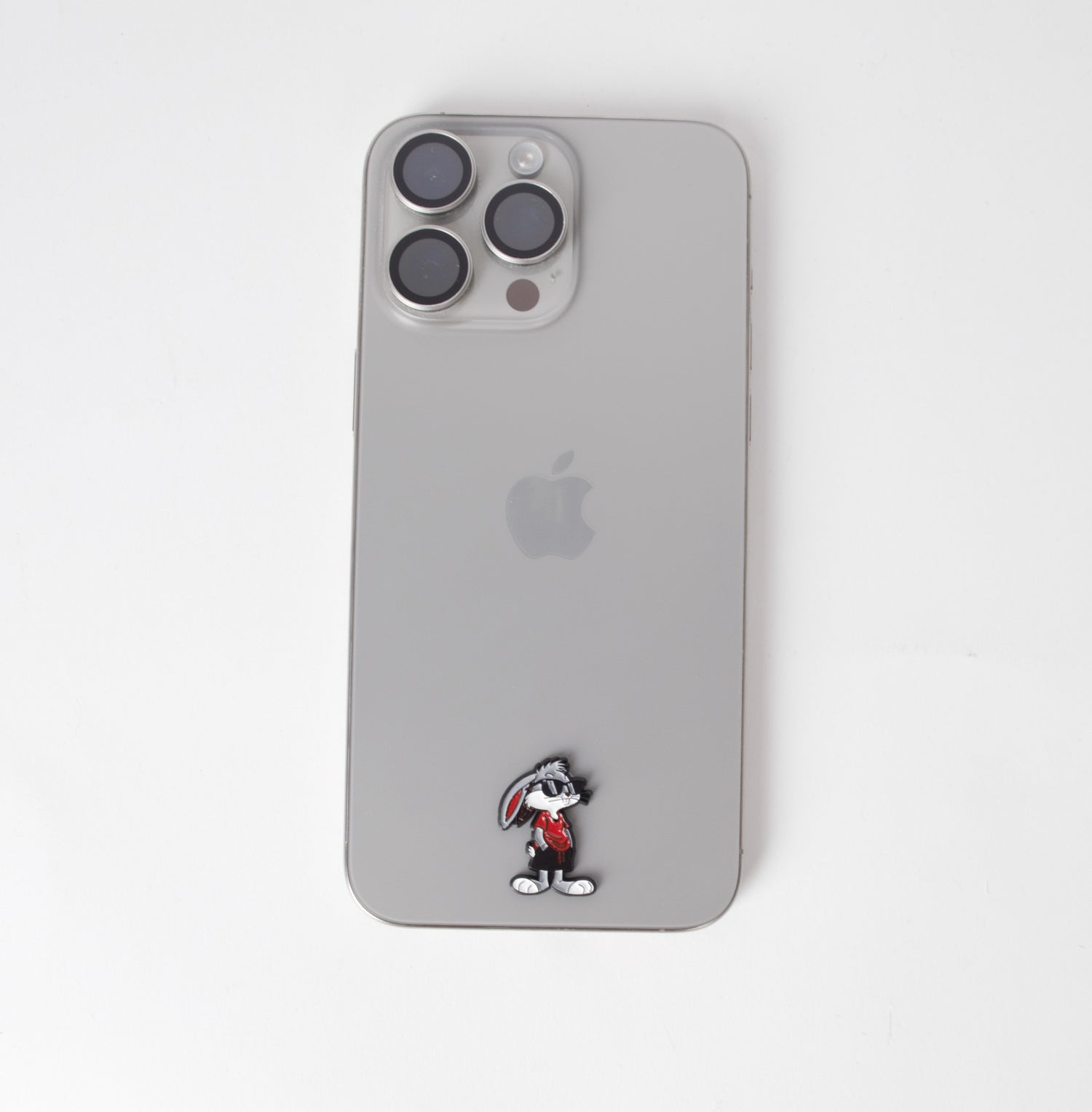 بَغز باني يرتدي نظارة شمسية