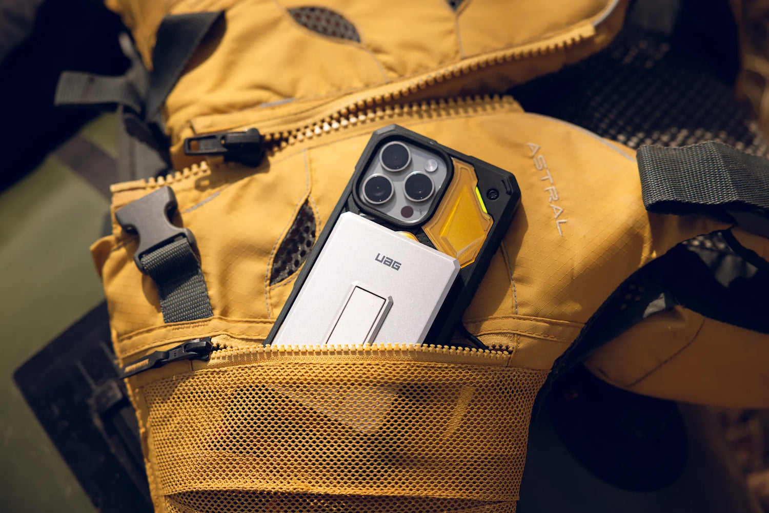 UAG | 9B4417113636 | UAG Ultra Slim 5K Battery + Stand -  Titanium
