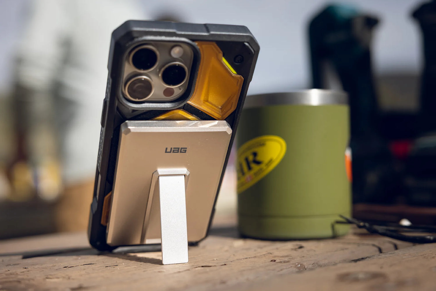 UAG | 9B4417113636 | UAG Ultra Slim 5K Battery + Stand -  Titanium